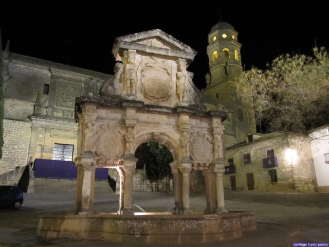 La Fuente de Santa María presidiendo la baezana Plaza de Santa María