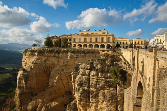  Ronda costruita su una scogliera 