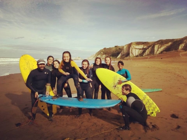 Clase de surf en grupo en La Salvaje