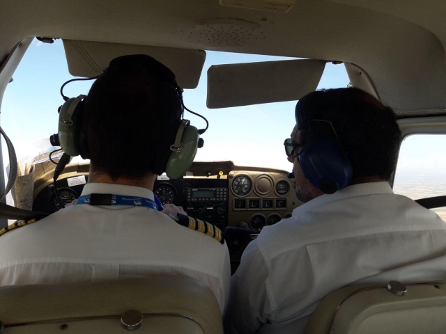  Pilota e copilota in volo 