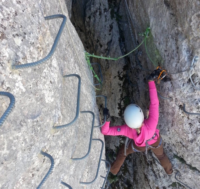  Überwindung von Klammern des Klettersteigs Loja 