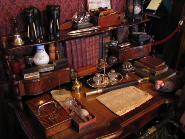  Sherlock Holmes desk