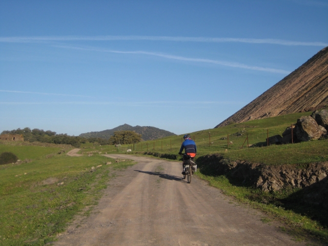  Paths between pastures and cork oaks by bike 