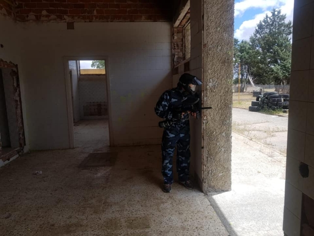  Gioco di paintball all'interno di una casa 
