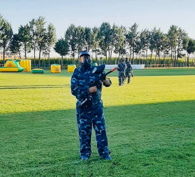  Dotato di tuta e maschera 