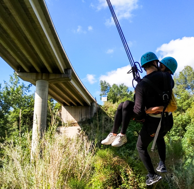 Salta en pareja desde puente