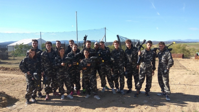 Partida de gotcha en familia en escenario de Quijorna