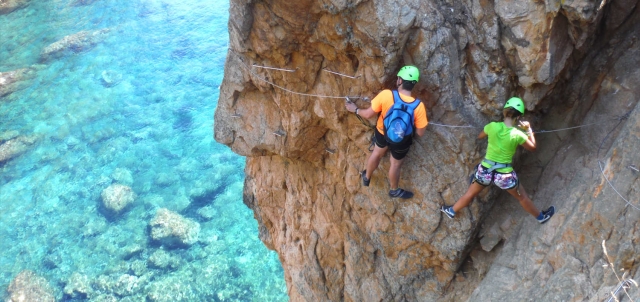  锚定在 Cala de Molí 岩石上的楼梯 