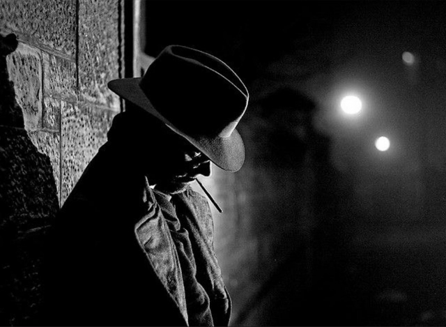 El hombre misterioso apoyado en el muro en un claro eco de 