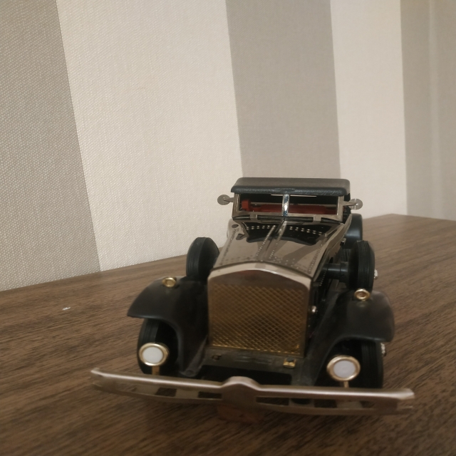 Carro clásico en la sala