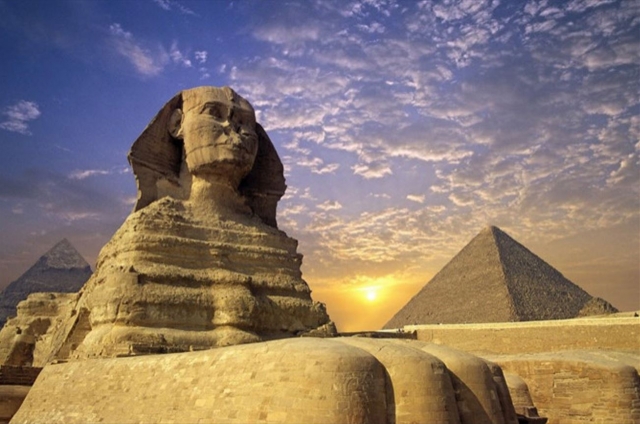  Le crépuscule tombe sur les pyramides