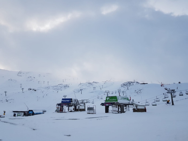  格拉纳达美丽的雪地，可以进行运动 