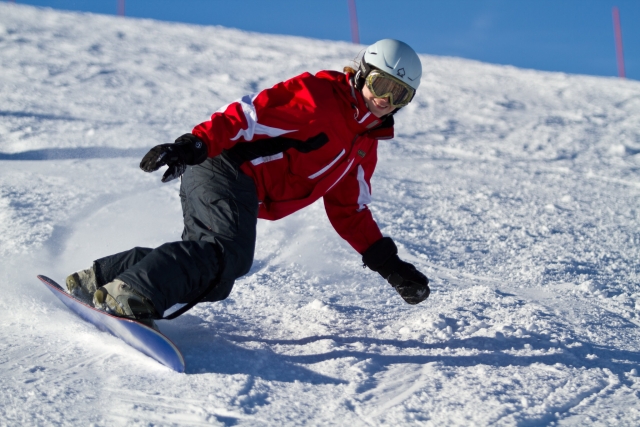  Snowboarder che si diverte sessione sulla neve 
