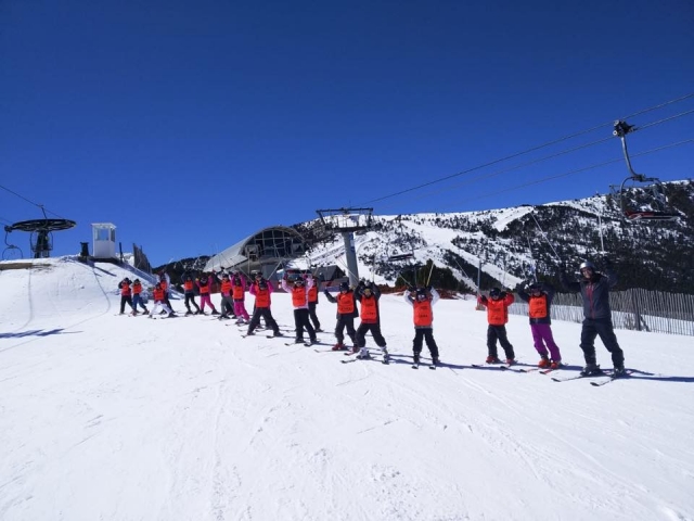 Curso de esquí para jóvenes en Valdesquí