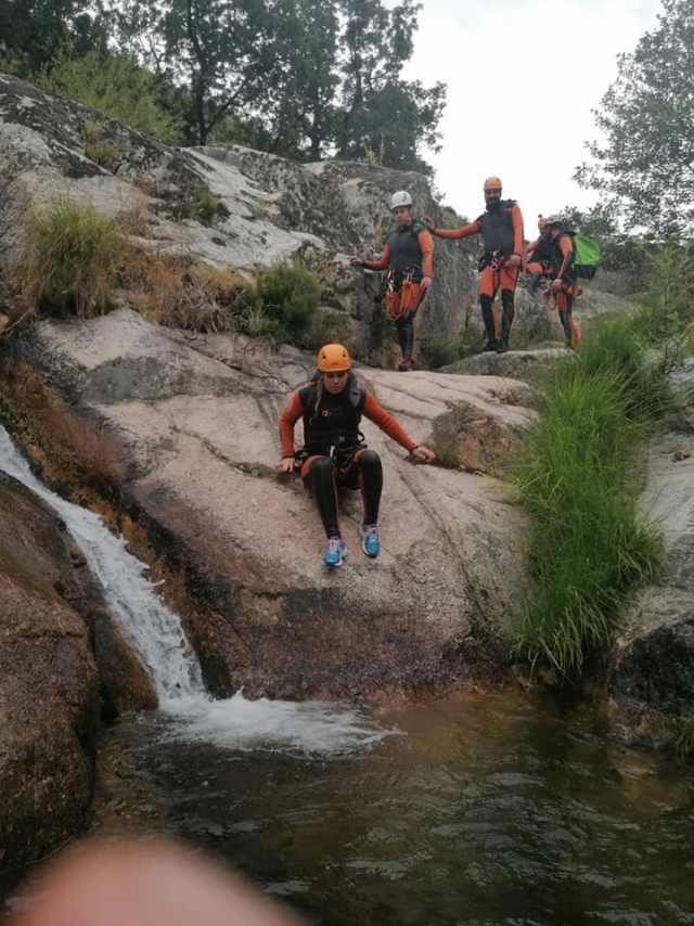  峡谷中的天然滑梯 