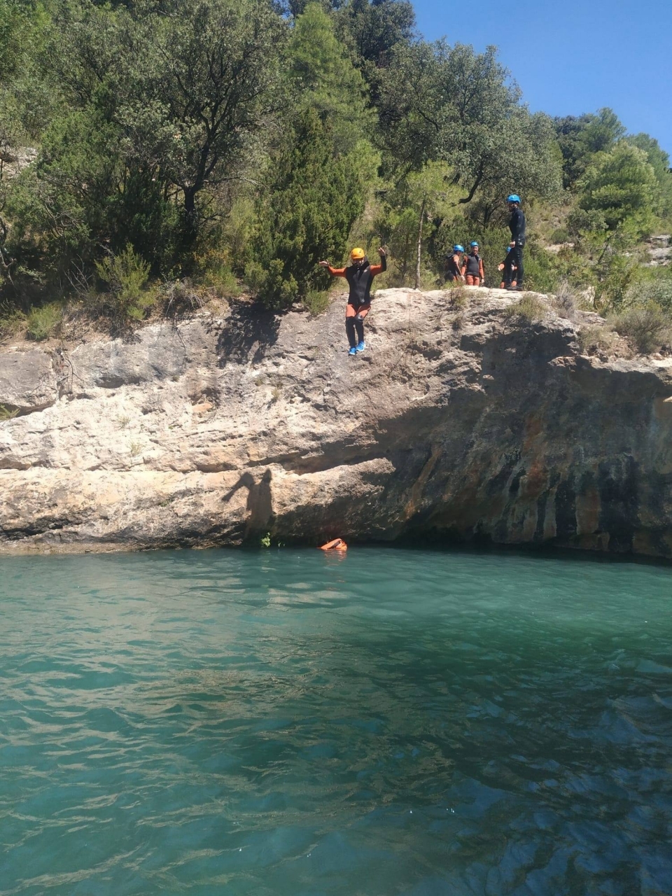  峡谷中的水跳跃 