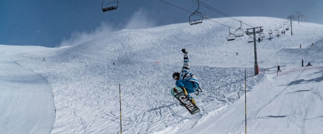 Saltos con tabla de snowboard Sierra Nevada
