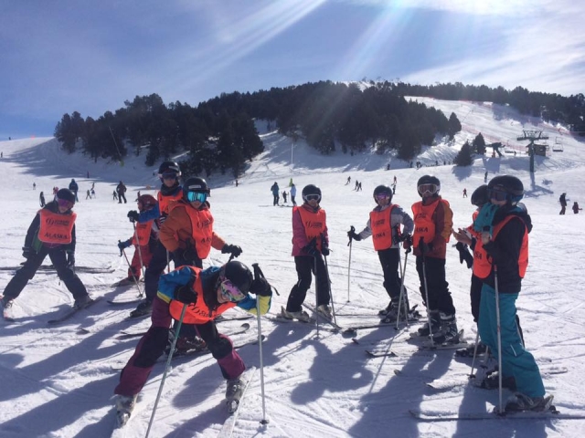 Grupo de esquiadores en Valdesquí