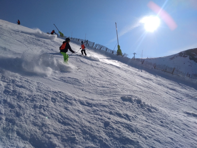 Descenso con esquí de pista en Valdesquí