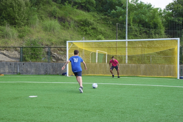 Goditi un campo di calcio bilingue a San Sebastián 