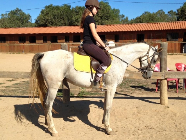  Cavalière préparée pour le cours d'équitation 