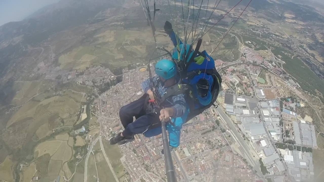 Vuelo acrobático en parapenle por la Sierra de Grazalema