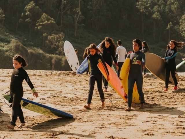 Learn to surf in O Barqueira 