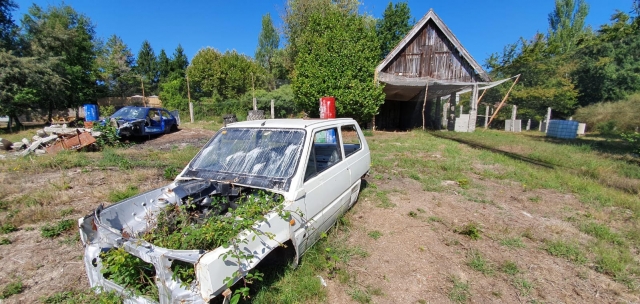 Coches de desguace que simulan un campo de gotcha