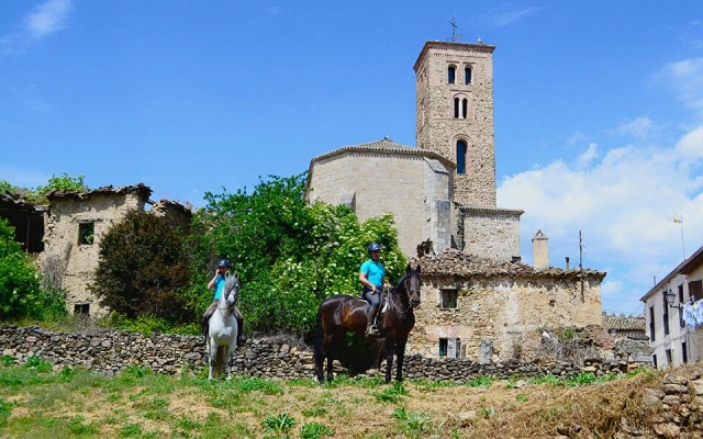 Visitando a caballo la Iglesia de Santa María del Castillo 