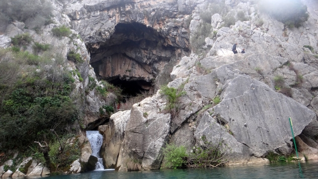  Panoramic view of the mouth of the Malaga cave 