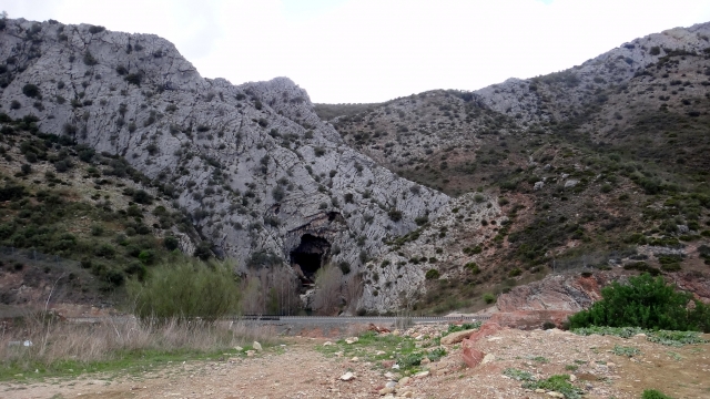  The beautiful landscapes that surround the Cueva del Gato 