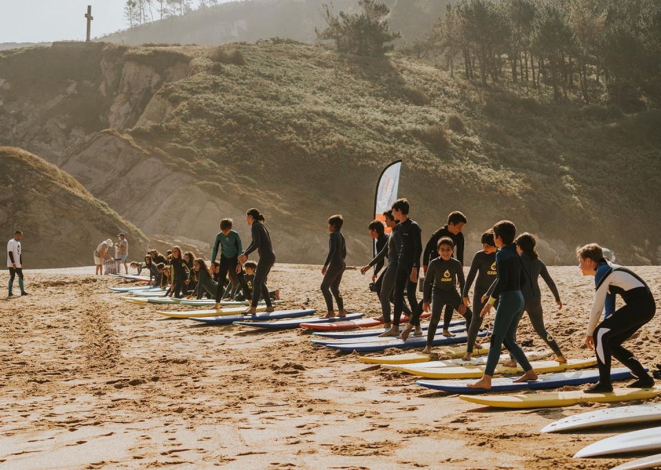El alumnado más aplicado sobre la tabla de surf El alumnado más aplicado sobre la tabla de surf