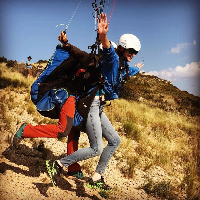  Pratica il parapendio nella valle dell'Ager