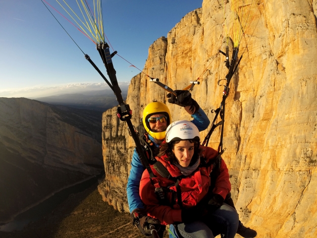  Vola in parapendio attraverso la gola di Montrebei 