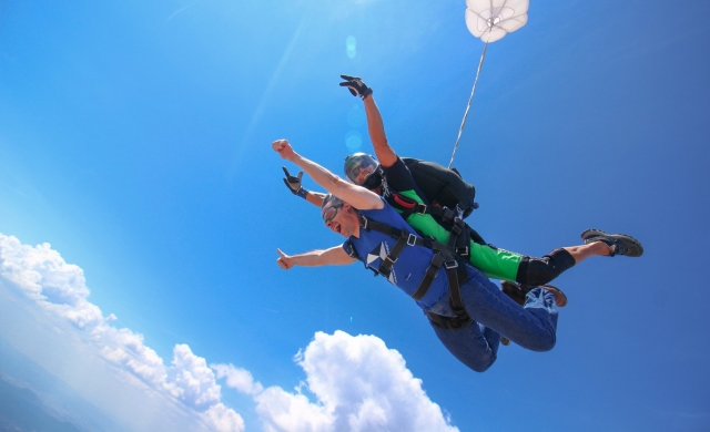  Freier Fall mit 200 km/h 