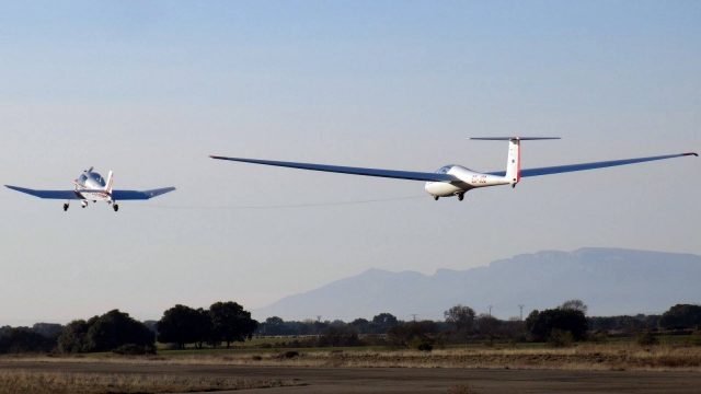  Aereo che traina l'aliante 