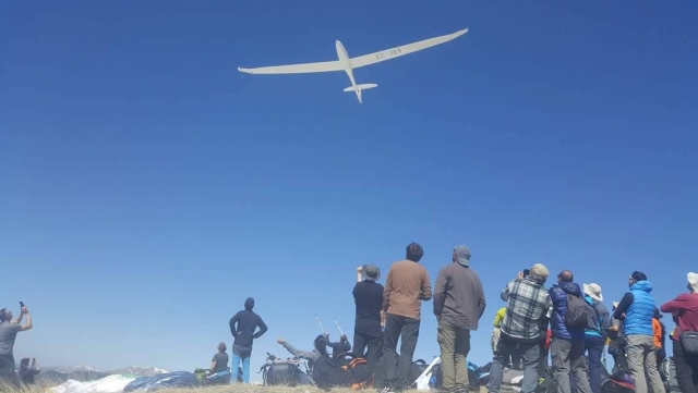  Spettatori che assistono al volo dell'aliante 