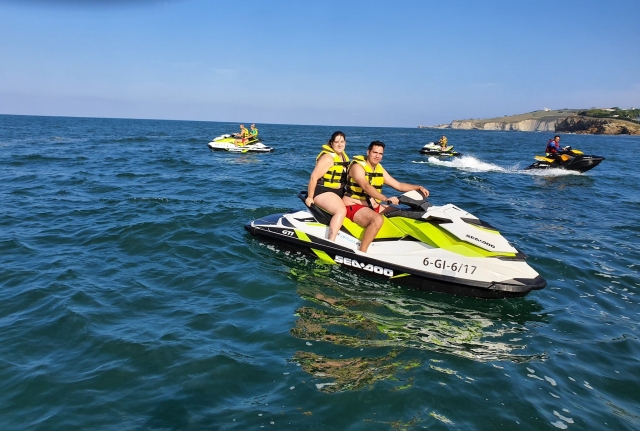 Paseo en moto de agua costa de Gijón