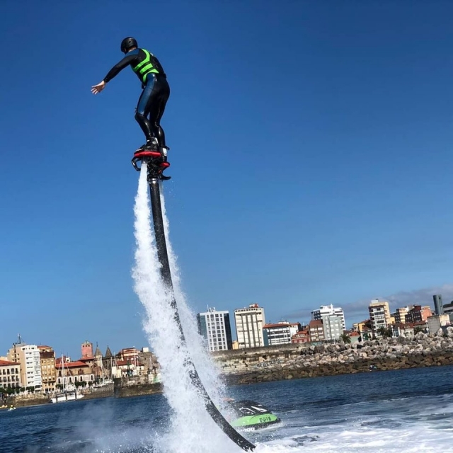 Sesión de flyboard en Villaviciosa