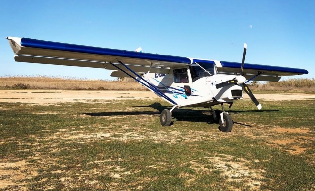  Piccolo aereo a terra prima del decollo 