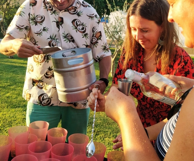  Creating cocktails with friends 