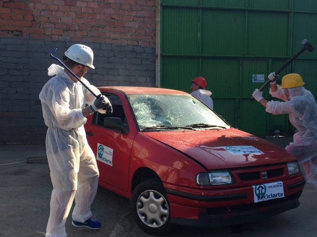 Destrozando un carro