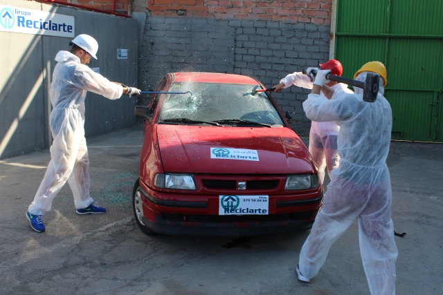 Divirtiéndonos rompiendo el carro