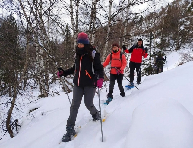  享受完整的雪鞋游览