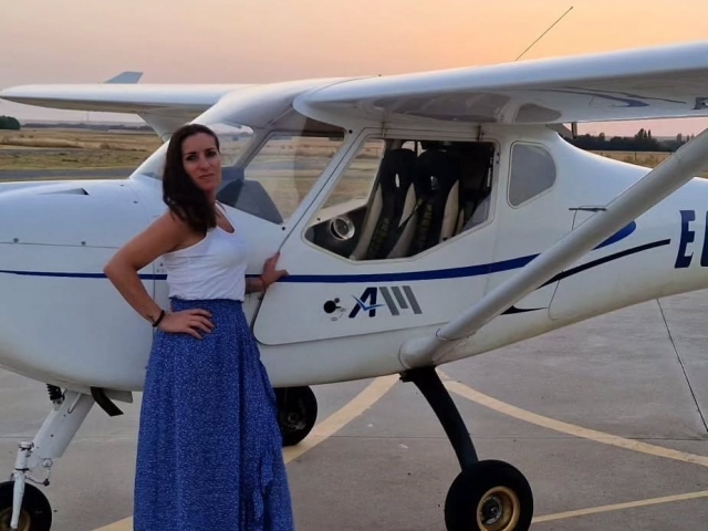 Piloto de avião diurno no centro histórico de Ávila 40'