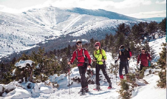  We recommend that you go with warm clothes and suitable for walking through the mountains 