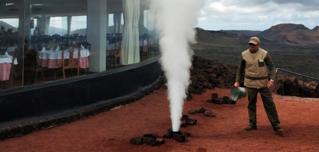 演示火山的热量如何上升 