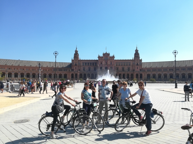 Durante el tour visitaremos distintos lugares de interés como el parque de María Luisa