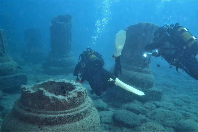 Diving among Greek ruins 