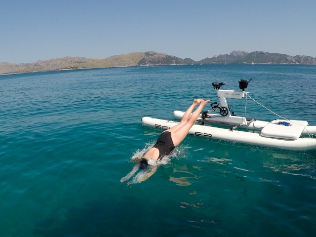 Saltando al agua desde la water bike